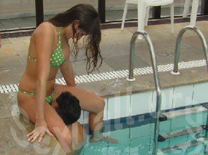 Postura de sexo oral en la esquina de la piscina