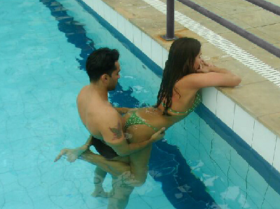 Posturas de sexo por detr�s en la piscina 3