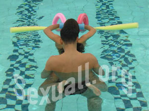 Posiciones de sexo por detr�s en la piscina 4