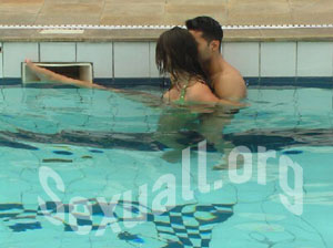 Posturas de sexo de pi� para hacer el amor en la piscina 3 (Penetraci�n Profunda)